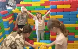 Dziewczynki budują kolorową ścianę z wielkich klock&oacute;w lego