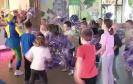 Zabawa grupy dzieci z animatorem