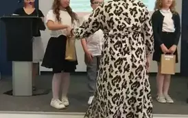 Uczennica odbiera nagrodę