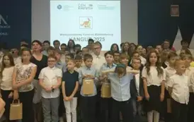 Grupa dzieci pozuje do zdjęcia