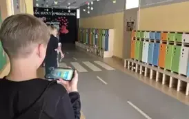 Chłopiec wykonuje zdjęcie szafek przedszkolnych