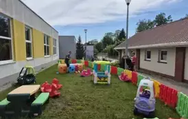 Kilku chłopc&oacute;w na placu zabaw dla dzieci
