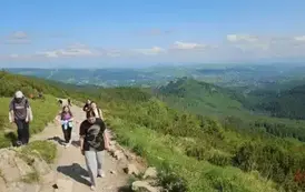 Uczniowie z wychowawczynią na szlaku, w tle piekne widoki na Tatry