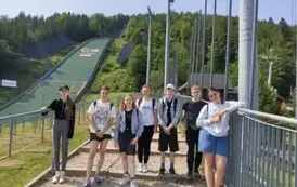 Uczniowie z wychowawczynią na tle skoczni narciarskiej