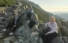 Uczniowie z wychowawczynią podczas kr&oacute;tkiego odpoczynku na trasie na Giewont