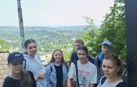 Uczniowie na szczycie skoczni Wielka Krokiew