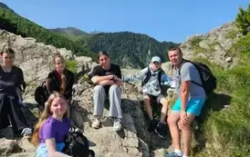 Grupa uczni&oacute;w z dyrektorem na skale podczas marszu na Kasprowy Wierch