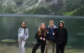Uczniowie na skale, w tle Morskie Oko