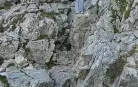 Dwie uczennice schodzą ze szczytu po łańcuchach