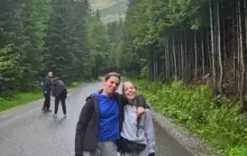 Dwie uśmiechnięte uczennice VIII klasy podczas drogi na Morskie Oko