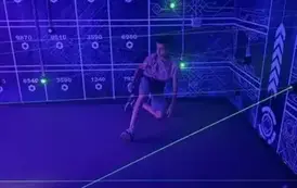 Chłopiec pokonuj laserowy labirynt