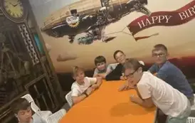 Chłopcy siedzą przy stole