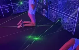 Dziewczynka pokonuje laserowy labirynt