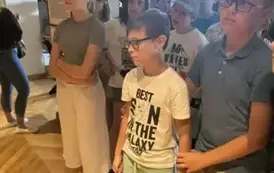 Uczniowie słuchją wykładu pani przewodnik