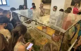 Uczniowie podziwiają makietę zamku lubelskiego