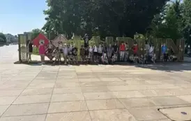 Uczniowie pozują na  tle napisu I Love Lublin