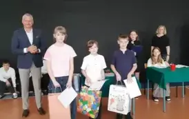 Zwycięzcy konkursu pozują z nagrodami