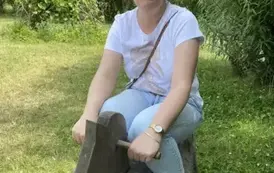 Mama siedzi na małym drewnianym koniku- bujawce
