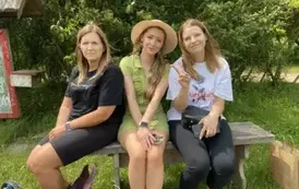Trzy mamy siedzą obok siebie