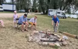 Kilka os&oacute;b przy ognisku