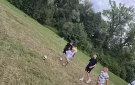 Kilku chłopc&oacute;w gra w piłkę nożną