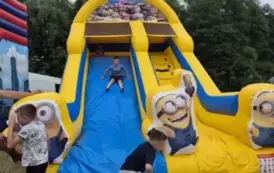 Dzieci bawią się na dmuchańcu