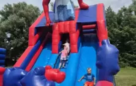 Dzieci bawią się na dmuchanym placu zabaw