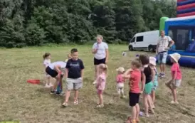 Dzieci biorą udział w zabawie prowadzonej przez animatorkę
