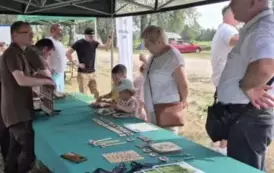 Dzieci rozwiązują zagadki dotyczące zwierząt leśnych