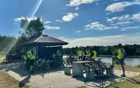 Rowerzyści podczas przerwy na odpoczynek
