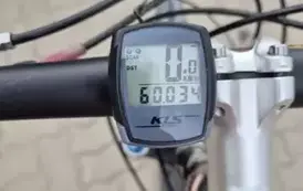 Licznik rowerowy wskazującyb przejechanie tracy długości 60km