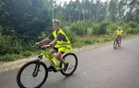 Dw&oacute;cg chłopc&oacute;w podczas jazdy rowerami