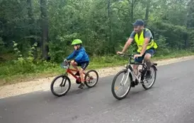 Chłopiec z tatą na rowerach