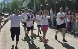 Grupa os&oacute;b wbiega na plac szkolny