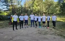 Grupa os&oacute;b w sportowych strojach