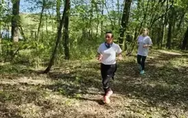 Dwie kobiety w sportowych strojach biegną przez las