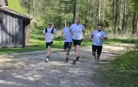 Czterech mężczyzn wybiega z lasu
