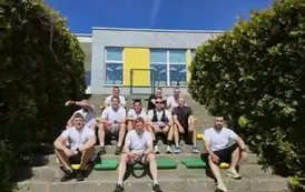 Osoby biorące udział w biegu na 60 km przy szkole