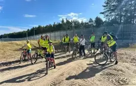 Grupa os&oacute;b biorąca udział w wycieczce rowerowej na 60 km.