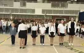 Uczniowie składają meldunek podczas rozpoczęcia roku szkolnego