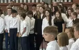 Grupa uczni&oacute;w ubranych na galowo
