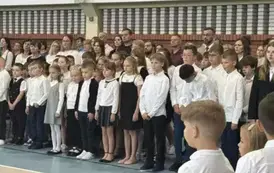 Grupa uczni&oacute;w ubranych na galowo podczas rozpoczęcia roku szkonego