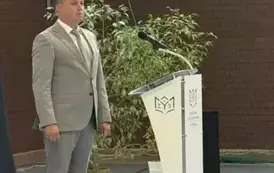 Dyrektor Zespołu Szk&oacute;ł podczas rozpoczęcia roku szkolnego