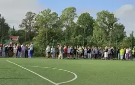 Uczniowie szkoły podstawowej z nauczycielami na boisku Orlik