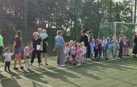 Dzieci z opiekunkami na boisku Orlik