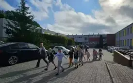 Dzieci z klasy trzeciej wraz z wychowawcą wychodzą ze szkoły