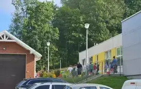 Grupa os&oacute;b wychodzi z przedszkola