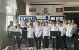 Uczniowie śpiewają piosenkę podczas akademii