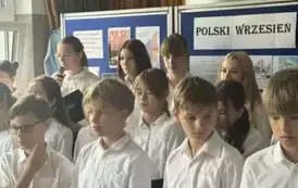 Uczniowie ubrani w stroje galowe recytują wiersze