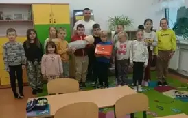 Uczniowie klasy trzeciej wraz instruktorem pozują do zdjęcia